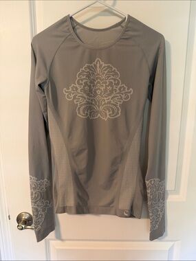 Celimawear Women's Long-Sleeve Athletic Top Light Gray with Subtle Cream Print